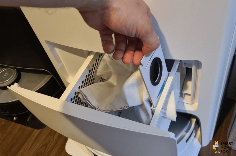 Der Einwegstaubbeutel der ECOVACS DEEBOT T20 OMNI Absaugstation wird gewechselt.